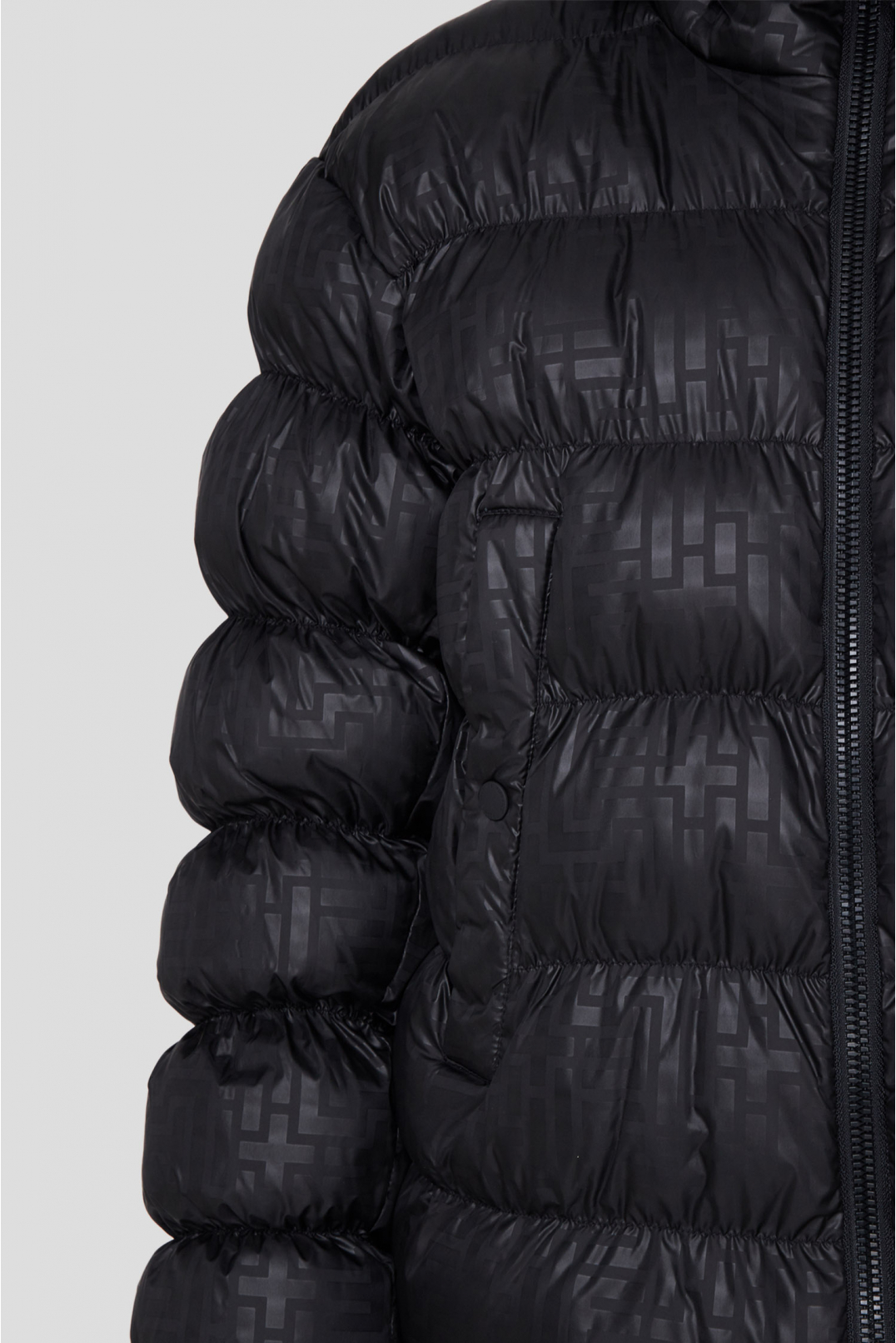 Жіноча чорна куртка з візерунком - 4